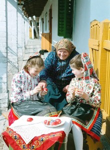 1011997 Egykori hustvet Boldogona a tajhaz udvaran Terka nenivel a gyerekek H Szabo Sandor felvetele